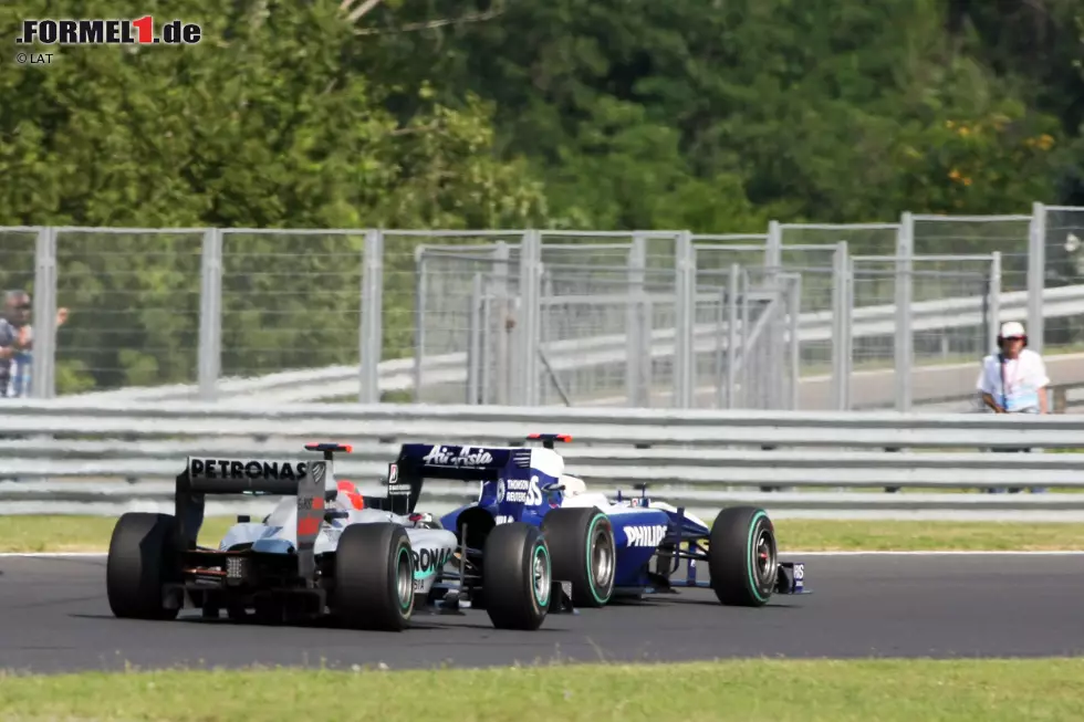 Foto zur News: Das Ende vom Lied: Barrichello schlüpfte durch - und beschloss den Ungarn-Grand-Prix auf Position zehn vor Schumacher, der als Elfter punktelos blieb.