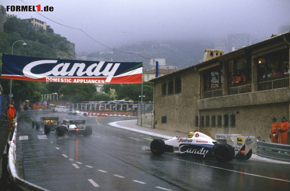 Foto zur News: Die erste Sternstunde: Im Regen von Monte Carlo holt der junge Brasilianer rasant auf Spitzenreiter Alain Prost auf und wird Zweiter. Noch Jahre später ist er überzeugt: &quot;Hätten sie das Rennen nicht abgebrochen, hätte ich gewonnen!&quot; Dritter wird Stefan Bellof aus Deutschland.