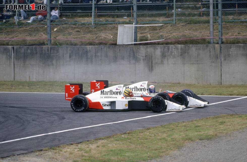 Foto zur News: Die Kollision des Jahrhunderts: Senna muss in Suzuka 1989 gewinnen, wenn er im WM-Rennen bleiben will - und attackiert den führenden Prost aus fast aussichtsloser Position. Der Franzose macht die Tür zu und provoziert eine Kollision - wissend, dass er Weltmeister ist, wenn beide ausscheiden. Der Kalte Krieg zwischen Senna und Prost erreichte einen absoluten Höhepunkt.