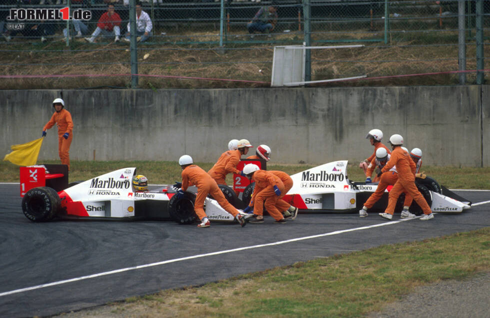 Foto zur News: Die Streckenposten schieben Prost zur Seite, während Senna weiterfährt und das Rennen nach einem Reparaturstopp noch gewinnt. Doch der Sieg wird ihm aberkannt - weil er die Strecke abgekürzt haben soll. Senna vermutet eine Verschwörung zwischen Prost und dem französischen FISA-Präsident Jean-Marie Balestre.