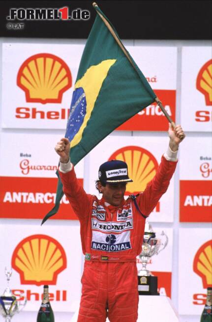 Foto zur News: Einer der emotionalsten Triumphe: Senna bezwingt in Interlagos 1991 nicht nur die Konkurrenz, sondern auch sein defektes Getriebe, quält sich unter immensen körperlichen Anstrengungen ins Ziel und feiert den ersten Sieg auf seiner Heimstrecke.