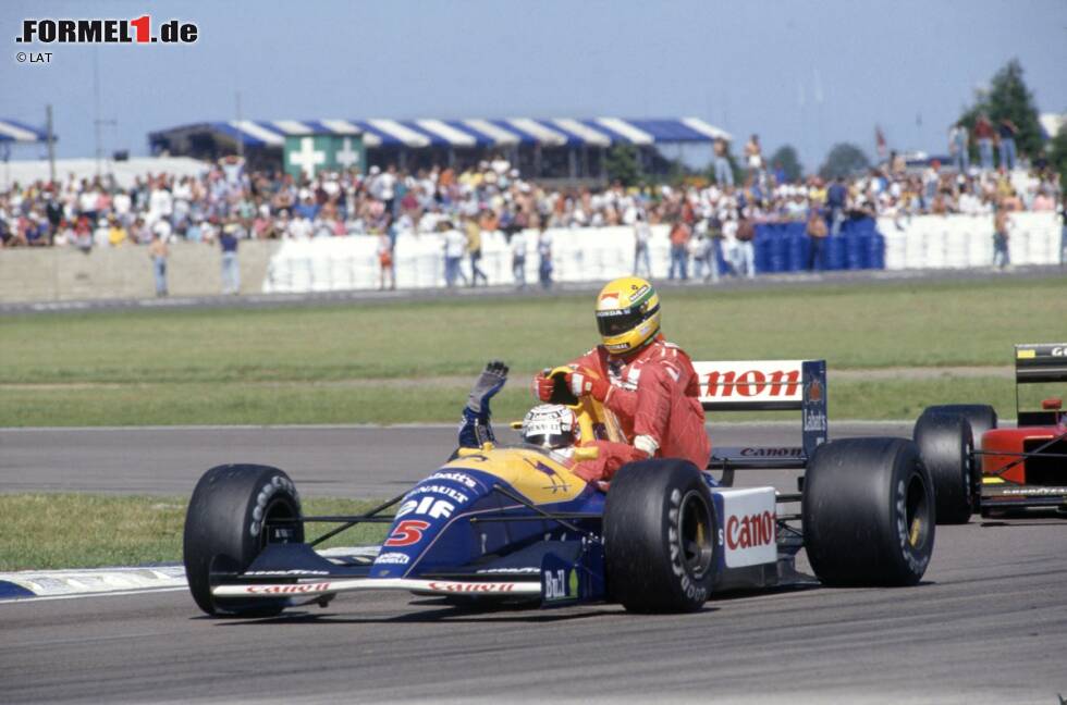 Foto zur News: Eine Szene für die Ewigkeit: Nigel Mansell nimmt seinen Rivalen Senna 1991 in Silverstone auf seinem Auto mit. Trotzdem feiert Senna am Ende der Saison seine dritte und letzte Weltmeisterschaft - klar vor dem Briten.