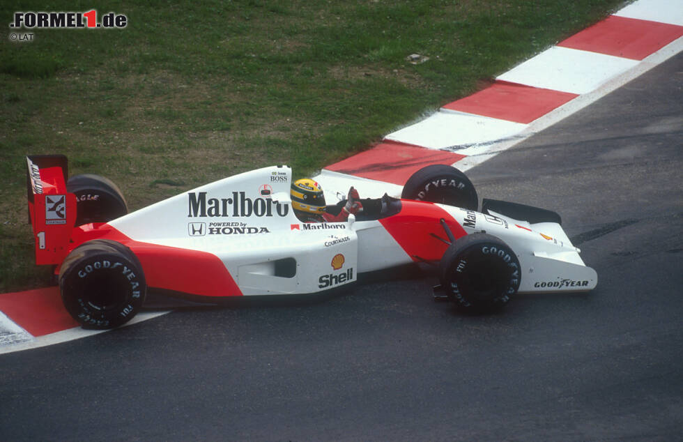 Foto zur News: &quot;Fly by Wire&quot;: Das elektronische Gaspedal des McLaren-Teams verhindert 1992 weitere Erfolge des Superstars. Stattdessen spielt Senna im WM-Kampf keine Rolle. Mit dem bockigen MP4-7A gelingen ihm nur drei Grand-Prix-Siege. Beim Rennen in Spa-Francorchamps zeigt Senna jedoch menschliche Größe: Nach einem schweren Einschlag von Eric Comas hält er als einziger Pilot an, steigt aus seinem Auto und eilt zum Wrack, um seinem Fahrerkollegen zu helfen.