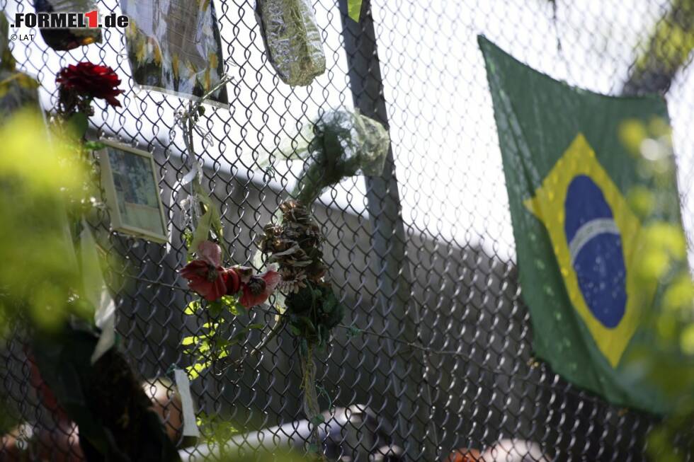 Foto zur News: Die Tamburello-Kurve mutiert zu einer Pilgerstätte für Senna-Fans auf der ganzen Welt. Noch heute finden sich Botschaften an der Unfallstelle. Senna wird auf dem Morumbi-Friedhof in seiner Heimatstadt Sao Paulo beigesetzt. Brasilien ruft nach seinem Tod eine dreitägige Staatstrauer aus. Die Beerdigung wird zum stillen Fest für den Abschied eines großen Champions und noch größeren Menschen.