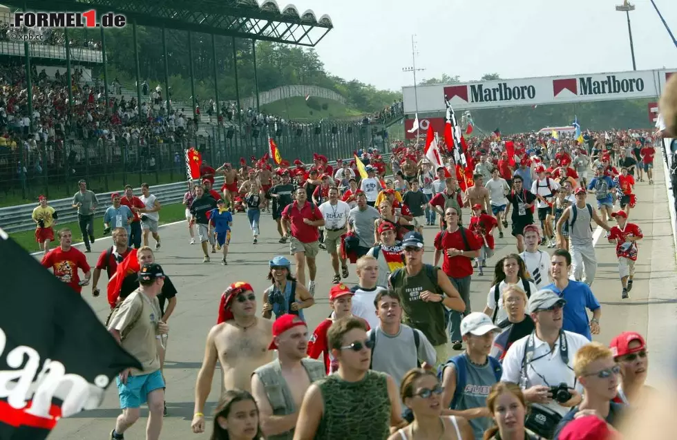 Foto zur News: 1 Million Dollar: Zuschauerinvasion auf der Rennstrecke nach dem Großen Preis von Ungarn 1998 in Budapest. Das Rennen gewinnt Michael Schumacher im Ferrari.