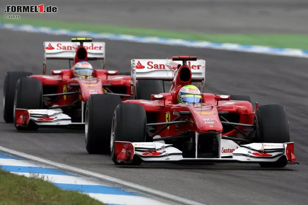 Foto zur News: 100.000 Dollar: Ferrari wird wegen des Vorwurfs der Teamorder beim Großen Preis von Deutschland 2010 in Hockenheim bestraft. Der Brasilianer Felipe Massa hatte seinen Teamkollegen Fernando Alonso demonstrativ überholen lassen und sich mit Platz zwei hinter dem Spanier begnügt.