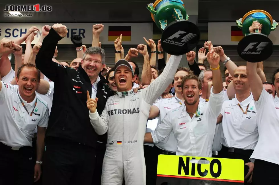 Foto zur News: Gazzetta dello Sport (Italien): &quot;Nicos Stunde! Rosberg siegt, Mercedes nach 57 Jahren auf Platz eins. Rosberg und Mercedes feiern in China einen historischen Sieg, der der Formel 1 ein neues Format gibt. Mercedes ist ein legendärer Name. Mercedes&#039; Ziel war eigentlich, Schumacher zum Erfolg zu verhelfen. Doch jetzt hat Rosberg gewonnen, und es ist auch so toll. Rosberg ist zweifellos ein Pilot mit Klasse, der 111 Rennen warten musste, um das oberste Podium zu besteigen. Jetzt wird Mercedes de facto ein Protagonist dieser WM: Rosberg hat als einmaliger Regisseur dieses Rennens eine phantastische Pole-Position erobert und das Rennen wie ein Meister dominiert. Zwei Boxenstopps statt drei sind keine brillante Idee von Red Bull. Vettel wird wahnsinnig, jetzt, wo er nicht mehr vorne ist.&quot;