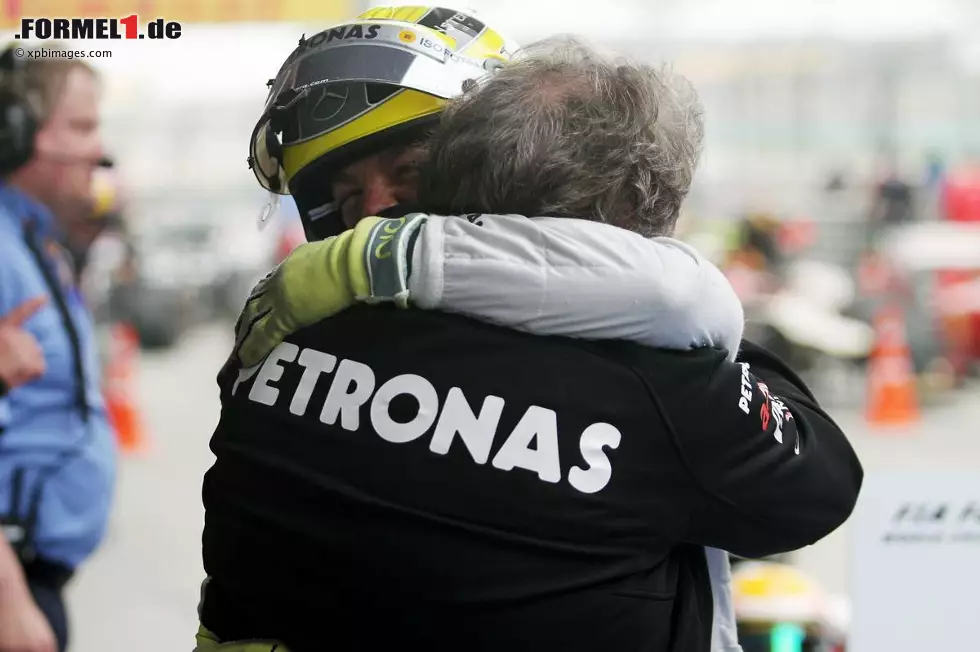 Foto zur News: Marca (Spanien): &quot;Formel 1: die deutsche Firma gewinnt nach 57 Jahren. Rosberg schreibt Geschichte für Mercedes. Weder abgefahrene Reifen noch Nerven: Rosberg schafft seinen ersten Sieg nach 111 Rennen.&quot;