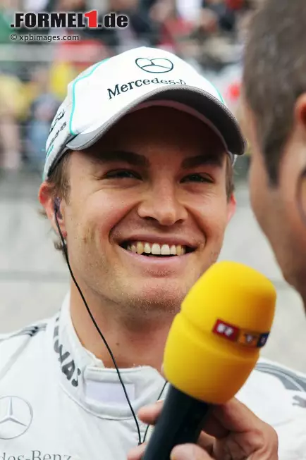 Foto zur News: Helsingin Sanomat (Finnland): &quot;Rosberg, der erste Formel-1-Sieg: unglaublich. Seit 2006 fährt der Pilot der zweiten Generation in der Formel 1, mit Platz eins in China stieg er in die Gewinner-Liga auf. Nico Rosberg gelang in Schanghai mit dem Gewinn des Formel-1-Rennens ein seltenes Kunststück. Die Rosbergs sind in der Tat erst die dritte Familie, aus der nach Formel-1-Siegen des Vaters auch der Sohn einen ersten Platz in einem Formel-1-Rennen erreicht hat. Die Rosbergs holten den Doppelsieg nach Graham und Damon Hill sowie Jacques und Gilles Villeneuve.&quot;