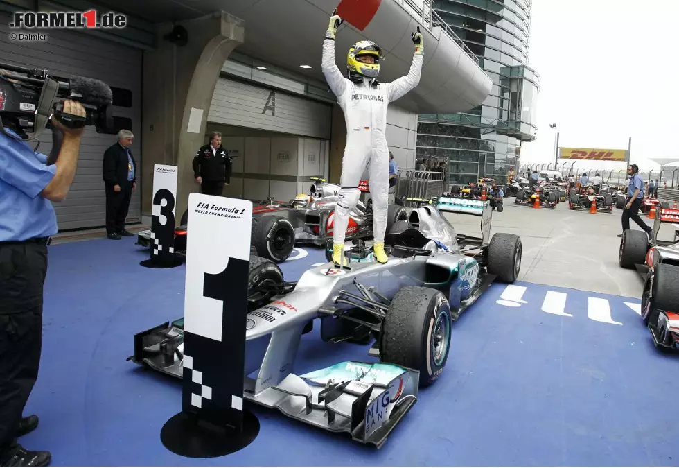 Foto zur News: El Mundo Deportivo (Spanien): &quot;Rosberg schenkt Mercedes den ersten Sieg. Der Tag des Sterns: erster Sieg seit Monza 1955 und drei Mercedes-Motoren auf dem Podium. Rosberg flog davon und ließ eine Schlacht von acht Fahrern um die beiden anderen Podiumsplätze hinter sich.&quot;