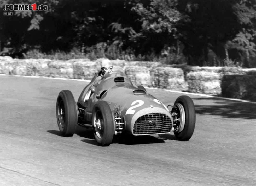 Foto zur News: 4. Alberto Ascari (13 Siege, 2 WM-Titel): Der Italiener, hier unterwegs zu seinem Sieg in Monza 1951, gewinnt die Weltmeisterschaften 1952 und 1953. Ascari fährt seine gesamte Karriere lang nur für italienische Marken und stirbt 1955 in einem Ferrari-Sportwagen.