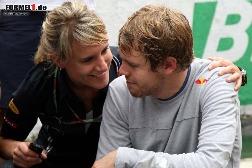 Foto zur News: Auch Sebastian Vettel hat eine Blondine an seiner Seite: Britta Roeske wurde einst von Flavio Briatores &quot;rechter Hand&quot; Patrizia Spinelli in die Formel 1 geholt und dockte später bei Red Bull an. Dort kümmerte sie sich ab 2009 um Sebastian Vettel, der von der Zusammenarbeit so begeistert war, dass er Roeske auf seine eigene Gehaltsliste nahm. Wem &quot;Super-Seb&quot; eines seiner wenigen Interviews gibt und wem nicht, entscheidet einzig und allein die sympathische Deutsche.