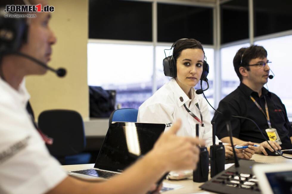 Foto zur News: Im Fußball sind Schiedsrichter zumeist auf dem Platz stehende Hassfiguren, in der Formel 1 oft anonyme Bürokraten - aber kaum jemand würde wohl glauben, dass eine 26 Jahre junge Frau darüber mitentscheidet, wer eine Durchfahrstrafe aufgebrummt bekommt oder nachträglich disqualifizieren muss. Bellot ist seit diesem Jahr wohl nicht nur der jüngste, sondern auch der hübscheste FIA-Rennkommissar in der Königsklasse. Motorsport-Schiedsrichter zu werden war ihr Kindheitstraum - und den erfüllte sie sich bei nationalen Rennen in Spanien schon im Alter von 16 Jahren.