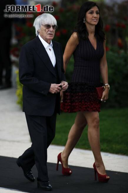 Foto zur News: Seit 2008 war Bernie Ecclestone einer der reichsten Junggesellen Europas, aber Bernie blieb nicht lange alleine: Fabiana Flosi, eine der Mitorganisatorinnen des Grand Prix von Brasilien in Sao Paulo, wurde 2010 erstmals an der Seite des Formel-1-Geschäftsführers gesehen. Im August 2012 heiratete das Paar, Red-Bull-Teamchef Christian Horner soll Trauzeuge gewesen sein. Flosi ist um zarte 46 Jahre jünger als der zum dritten Mal verheiratete Ecclestone und ist die neue &quot;First Lady&quot; im Formel-1-Paddock.