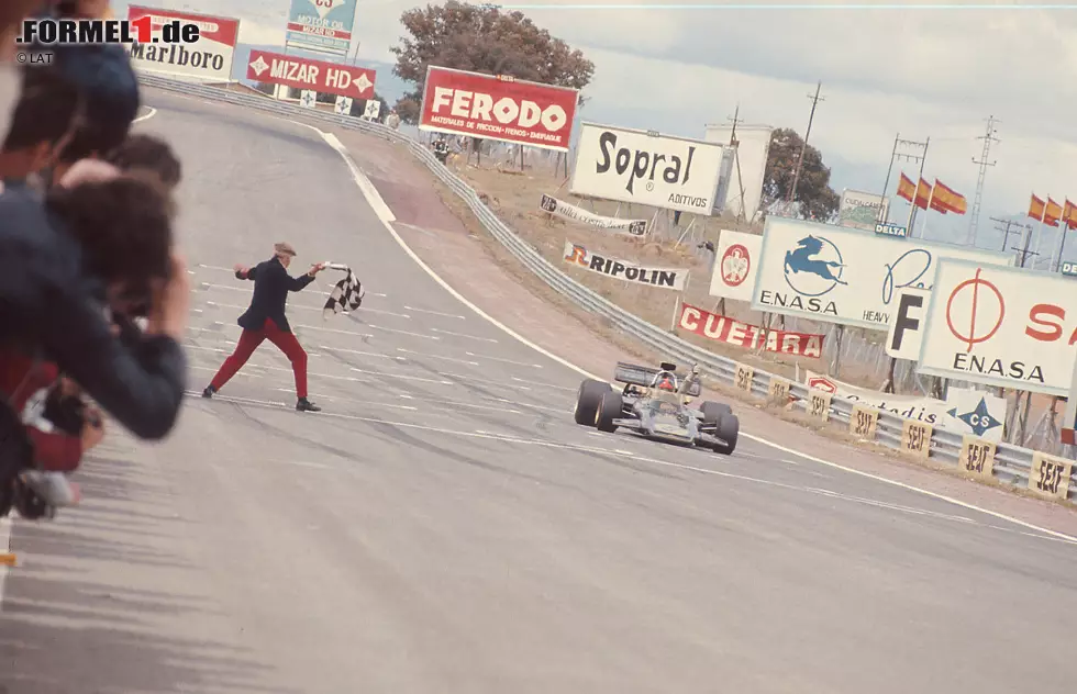 Foto zur News: Nach Rindts Tod übernimmt der Brasilianer Emerson Fittipaldi die Rolle des Teamleaders, der er 1972 mit dem WM-Titel voll gerecht wird. Fittipaldi ist jüngster Weltmeister aller Zeiten, bis ihm Fernando Alonso diesen Rekord 2005 abspenstig macht.