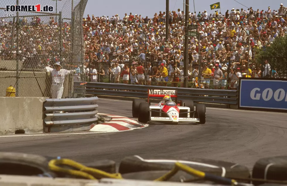 Foto zur News: 1988: Neuzugang Ayrton Senna beeindruckt in seiner ersten McLaren-Saison, verweist sogar Alain Prost in dessen Schranken und wird auf Anhieb Champion. Wäre Senna nicht in Monza mit dem überrundeten Jean-Louis Schlesser kollidiert, hätte McLaren 1988 alle 16 Grands Prix gewonnen.