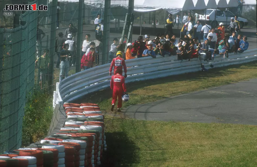 Foto zur News: 1990: In einem Racheakt für 1989 schießt Ayrton Senna den inzwischen zu Ferrari gewechselten Alain Prost in Suzuka (Japan) mutwillig ab und wird damit zum zweiten Mal Weltmeister.