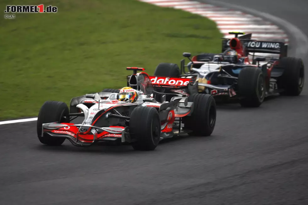 Foto zur News: 2008: Im wohl spannendsten WM-Finale der Formel-1-Geschichte schien Felipe Massa (Ferrari) schon Weltmeister zu sein, als Sebastian Vettel (Toro Rosso) an Lewis Hamilton vorbeiging. Doch Hamilton gewann den entscheidenden fünften Platz letztendlich nicht gegen Vettel, sondern gegen Timo Glock (Toyota) - was viele beinahe nicht mitbekommen hätten...