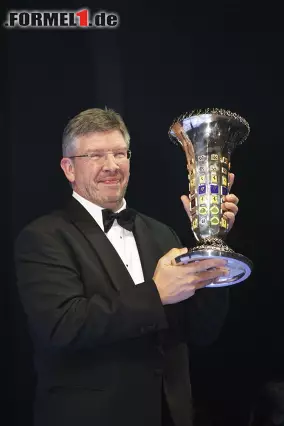 Foto zur News: Ross Brawn mit dem WM-Pokal - dem einzigen, den er mit einem Team gewonnen hat, das seinen eigenen Namen trägt.