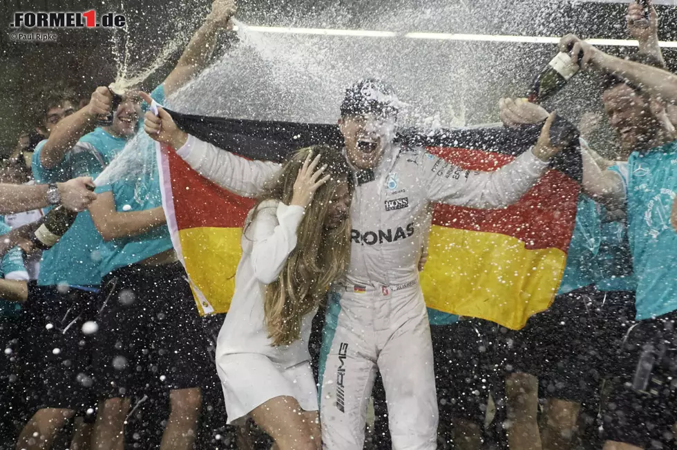 Foto zur News: Die Oberhand behält zunächst Lewis Hamilton, der sich 2014 und 2015 jeweils den Fahrertitel sichern kann. 2016 schlägt Nico Rosberg aber in einem bis zur letzten Sekunde spannenden Titelkampf zurück, wird Weltmeister - und verkündet wenige Tage später überraschend seinen Rücktritt.