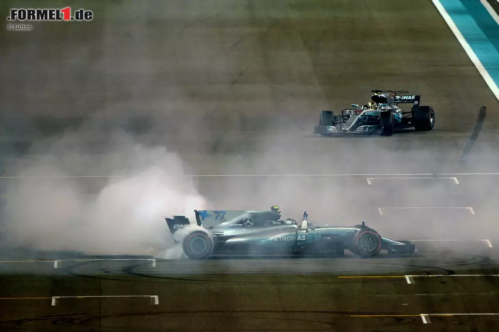 Foto zur News: Nachfolger von Rosberg wird Valtteri Bottas, doch der Finne hat 2017 nur selten Grund zum Jubeln. Er steht klar im Schatten seines Teamkollegen Lewis Hamilton, der Mercedes den vierten WM-Titel in Folge beschert.