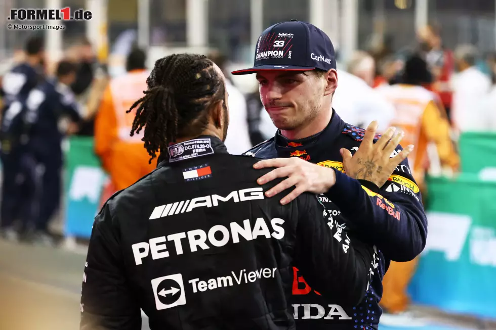 Foto zur News: Obwohl Verstappen den Fahrertitel gewinnt, holt sich Mercedes 2021 den achten Konstrukteurs-WM-Titel in Folge. Ein Rekord für die Ewigkeit? 2022 reißt jedenfalls auch diese Serie und Red Bull beendet die Mercedes-Dominanz in der Hybridära endgültig.