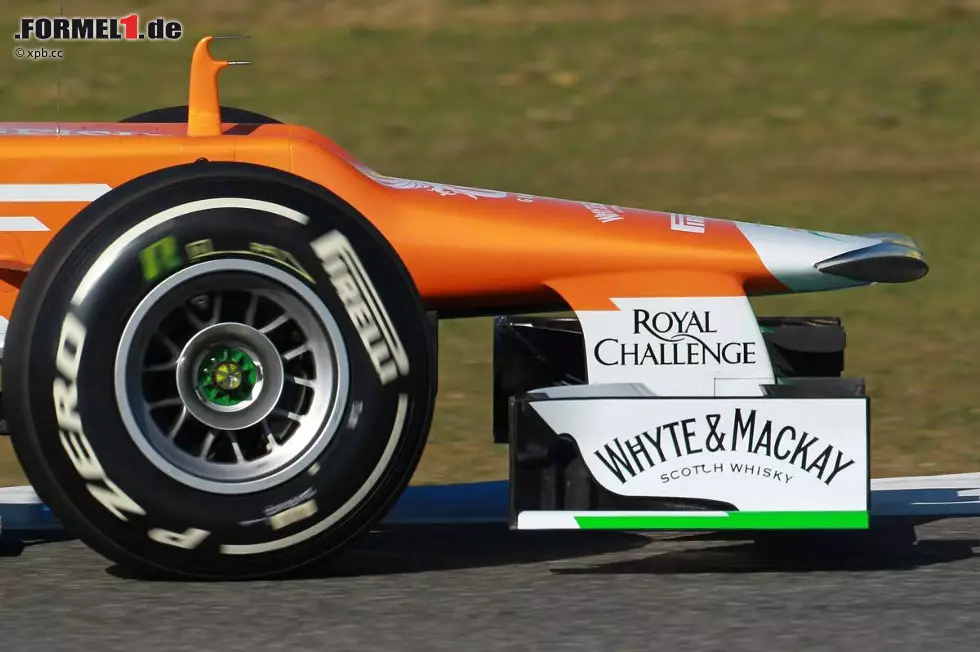 Foto zur News: McLaren ist aber das einzige Team, das auf den aerodynamischen Vorteil einer möglichst hohen Nase verzichtet. Vorteil der McLaren-Lösung: tieferer Schwerpunkt, passt besser zum Gesamtpaket. Force India hingegen setzt auf eine seitlich etwas stärker ausgeprägte Stufe.