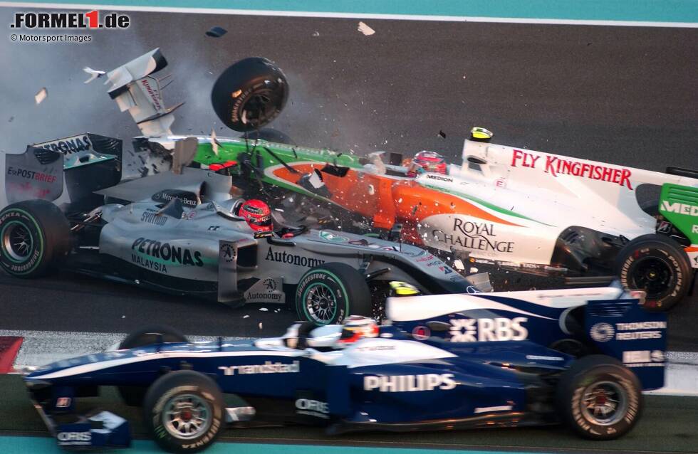 Foto zur News: Schrecksekunde: Beim Saisonfinale 2010 in Abu Dhabi kollidiert Schumacher mit Vitantonio Liuzzi. Ein Unfall, der Anstoß zu neuen Diskussionen über die Cockpit-Sicherheit gibt und letztendlich für die Einführung der &quot;krummen Nasen&quot; im Jahr 2012 verantwortlich ist.