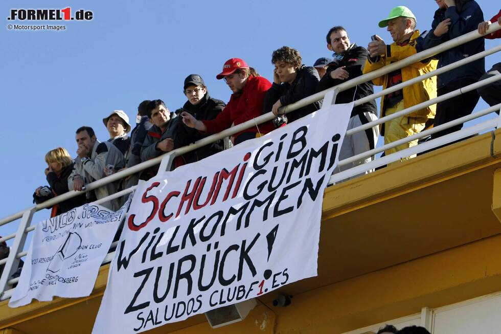 Foto zur News: Die Fans stehen hinter Schumacher, auch wenn schnell klar wird:  An die überragenden Erfolge der Ferrari-Ära wird er nicht anknüpfen können.