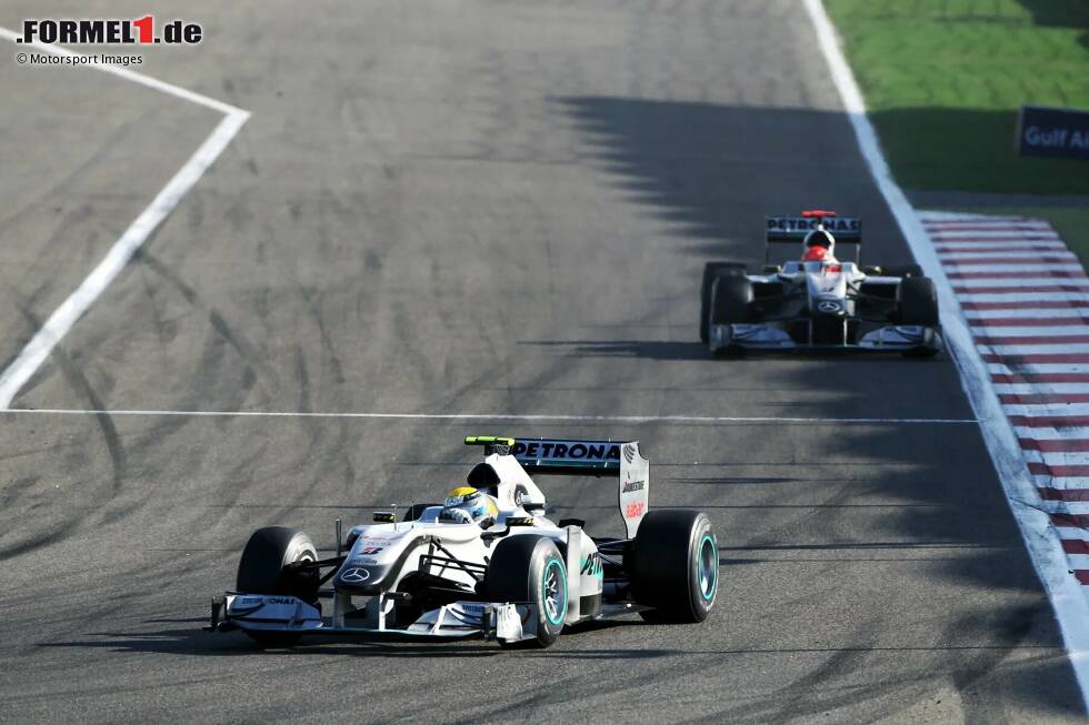 Foto zur News: Solides Comeback in Bahrain: Schumacher fährt zwar das ganze Rennen hinter Rosberg her, es fehlt aber nicht viel. Am Ende reicht es zu Platz sechs - ein Ergebnis, das er 2010 nur dreimal übertreffen sollte.