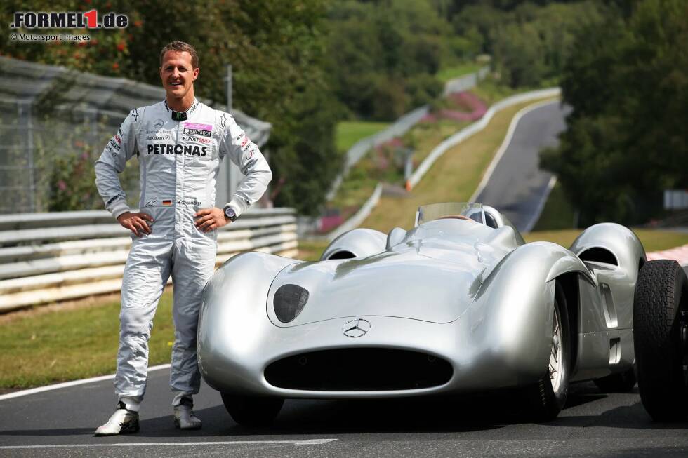 Foto zur News: &quot;Oldtimer&quot; unter sich: Michael Schumacher mit dem historischen Formel-1-Silberpfeil, auf den Spuren von Juan-Manuel Fangio.