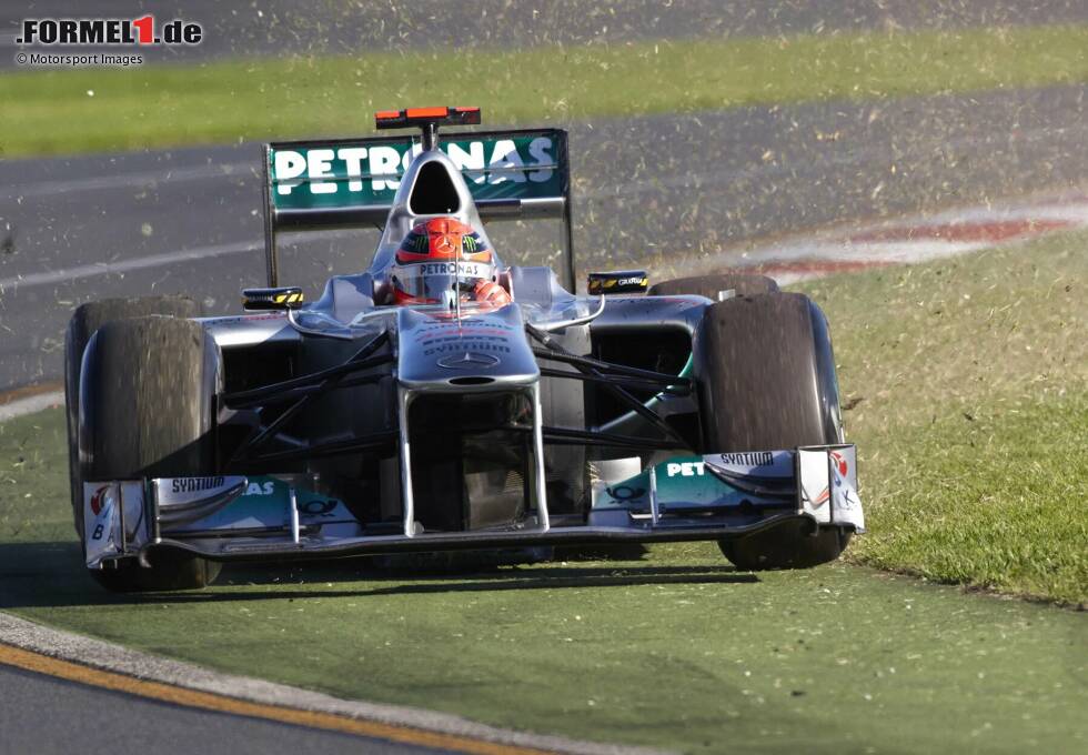 Foto zur News: Schumacher findet weiterhin nicht zu seiner früheren Dominanz. Hier stellvertretend eine Situation aus Melbourne.