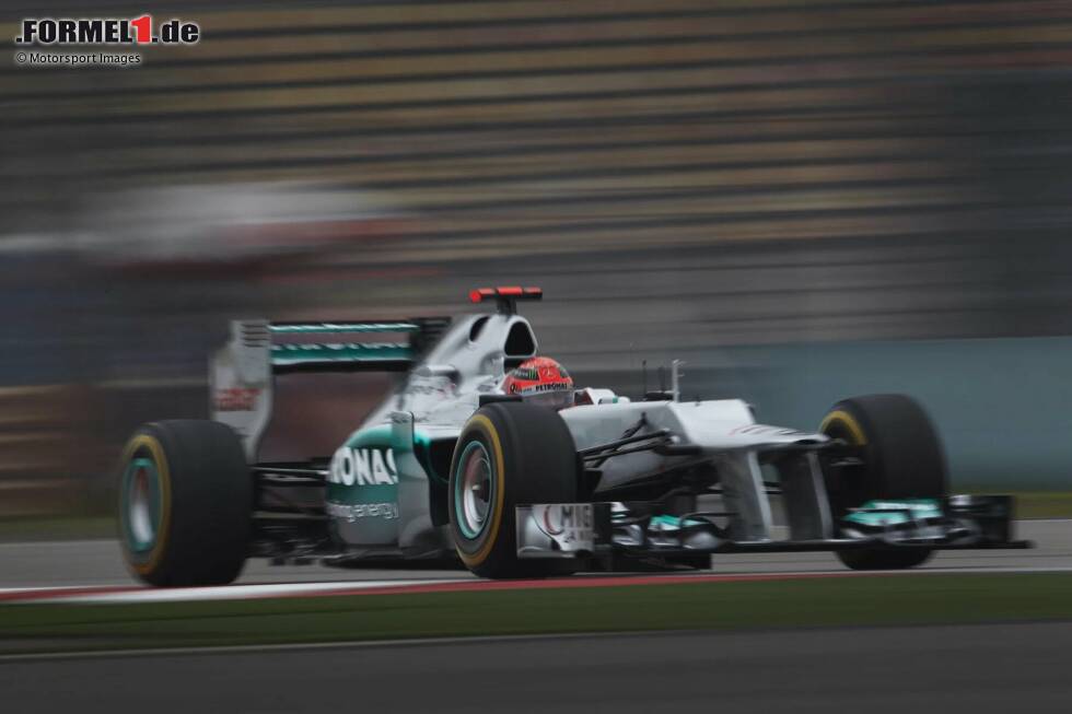 Foto zur News: 2012: Während Nico Rosberg in Schanghai den ersten Sieg für Mercedes feiert, steht Schumacher wieder einmal im Schatten. Aber: Der 43-Jährige fährt die beste Saison seit seinem Comeback.