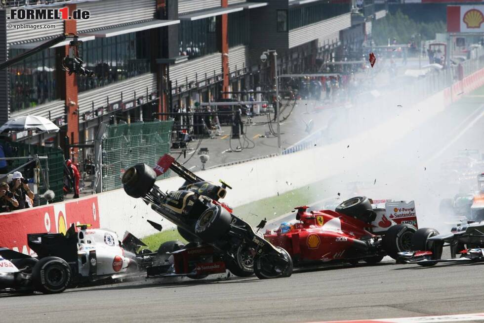Foto zur News: Alonso hat Glück, dass er nicht verletzt wird.