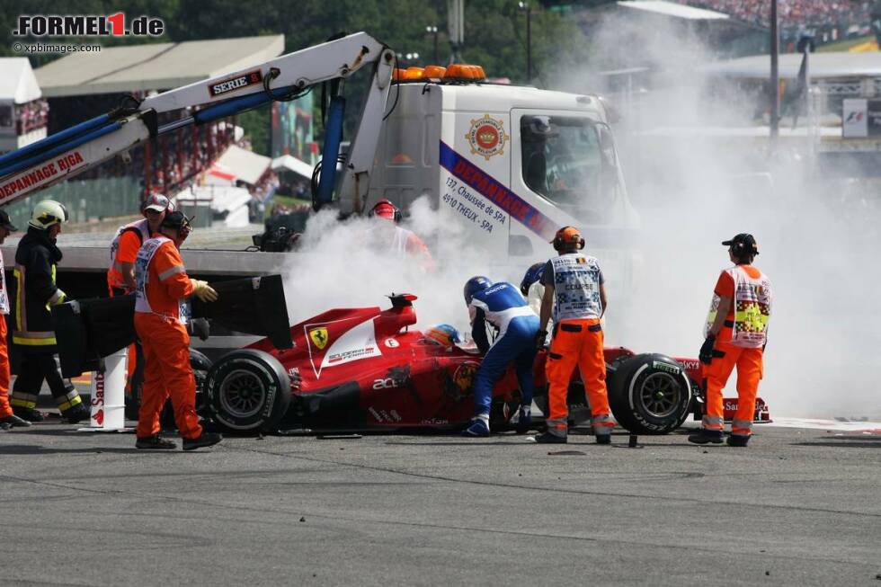 Foto zur News: Zu Alonso eilen unterdessen die Ärzte...