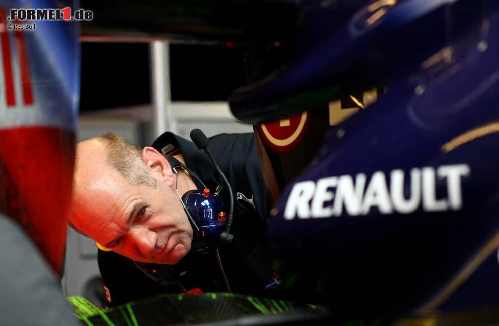 Foto zur News: Adrian Newey promovierte 1980 mit Auszeichnung als Luftfahrt-Ingenieur und stieg mit dem Fittipaldi-Team in die Formel 1 ein. Erste Achtungserfolge gelangen ihm als March-Designer in den späten 1980er-Jahren, in den 1990er-Jahren machte er Williams und McLaren zu den erfolgreichsten Teams jener Epoche. Seit 2006 ist er als Technischer Direktor der Mastermind hinter Vettels Weltmeister-Autos. Als Letzter seiner Art arbeitet der introvertierte Brite noch heute am Zeichenbrett.