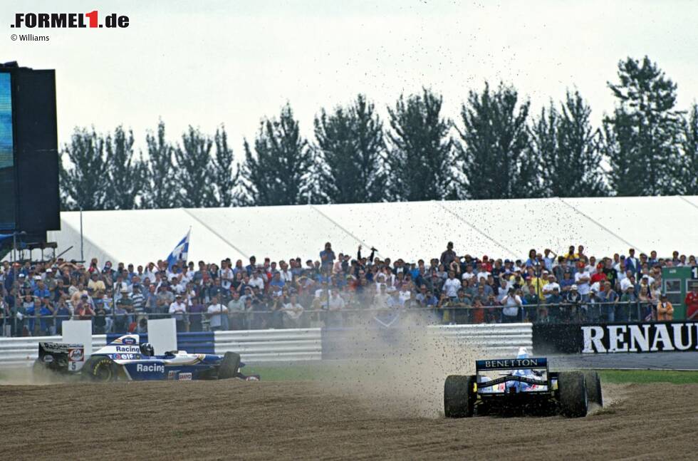 Foto zur News: Das Duell zwischen Damon Hill und Michael Schumacher prägt die mittleren 1990er-Jahre. Hier die Kollision in Silverstone 1995. Schumacher/Benetton werden 1994 und 1995 Weltmeister, Hill scheint am Deutschen schon zu verzweifeln.