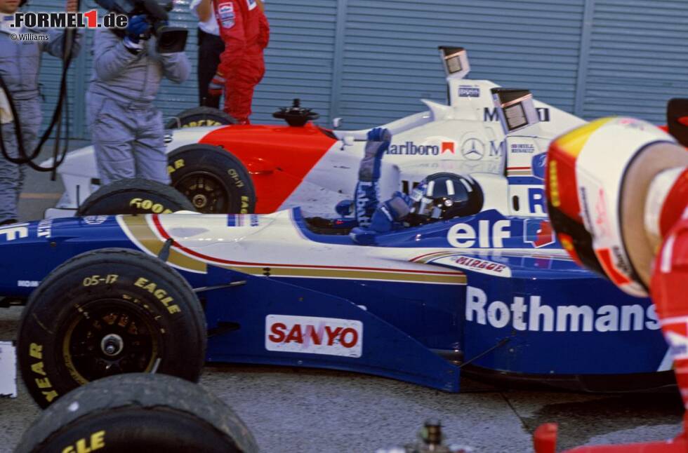 Foto zur News: Zwei Jahre nach der unglücklichen Kollision mit Michael Schumacher in Adelaide ist Damon Hill endlich am Ziel: Weltmeister auf Williams beim Grand Prix von Japan in Suzuka.