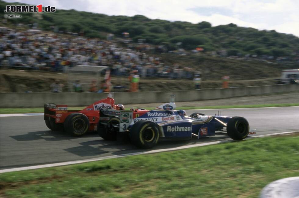 Foto zur News: Wieder eine WM-Entscheidung durch Kollision: Jacques Villeneuve übersteht die &quot;Rammbock&quot;-Attacke von Michael Schumacher in Jerez, kommt als Dritter ins Ziel, weil er den McLaren-Piloten den Sieg schenkt, und wird Weltmeister 1997.