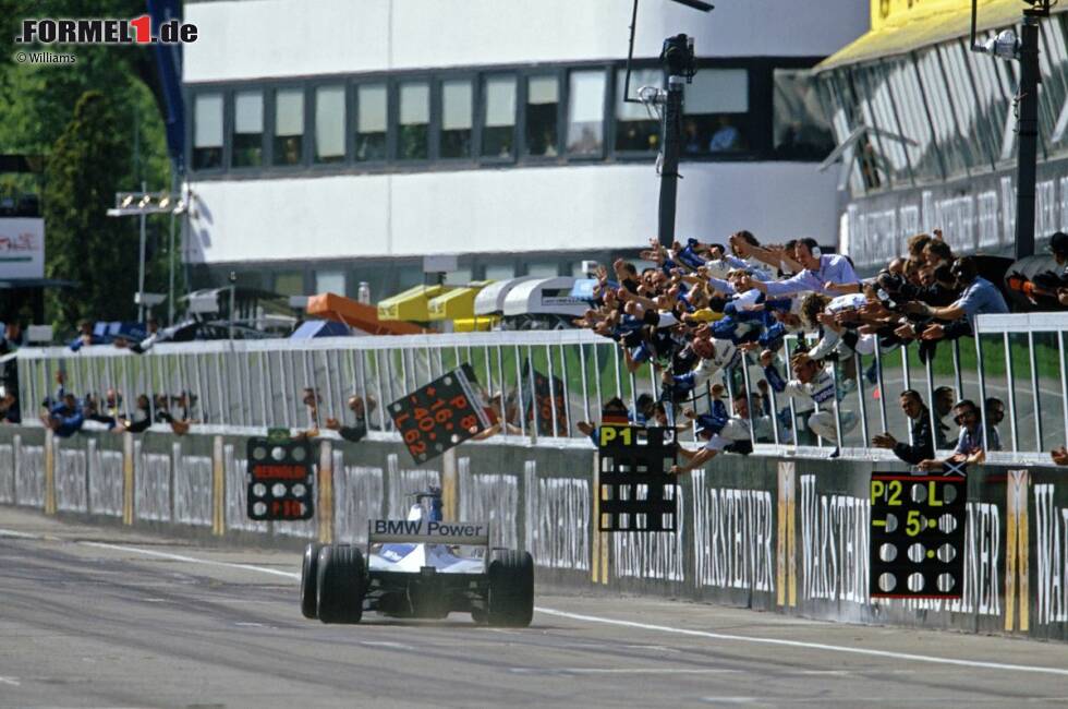 Foto zur News: Beim Grand Prix von San Marino 2001 in Imola feiert Ralf Schumacher den ersten Sieg für Williams-BMW, und auch seinen ersten in der Formel 1. Dank BMW-Power entwickelt sich Williams in jenen Jahren zu einem absoluten Hochgeschwindigkeitswunder.