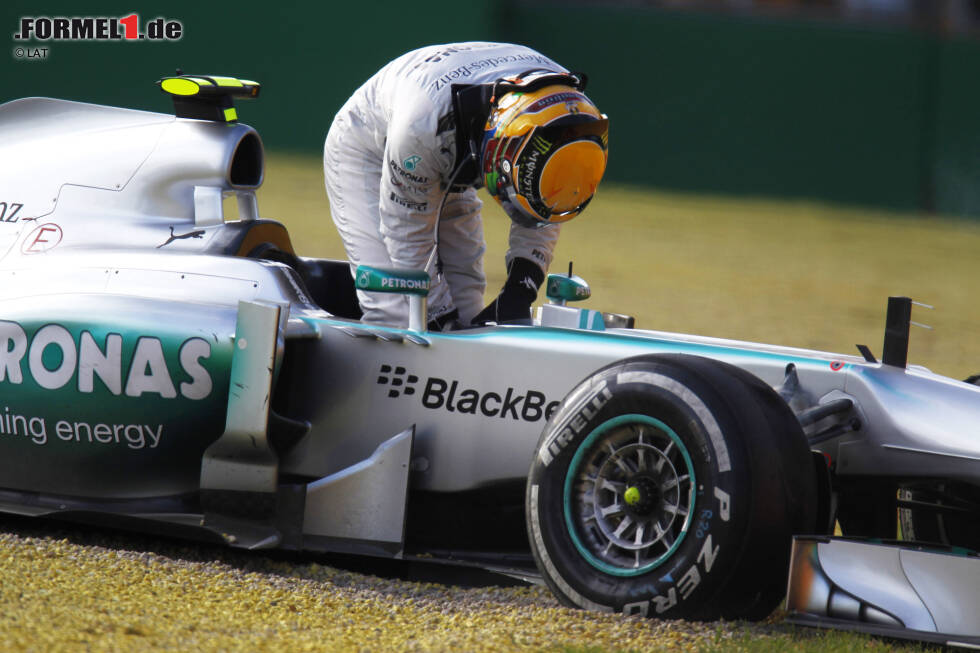 Foto zur News: ... sondern auch etablierte Teams wie Mercedes. Hier stellt Lewis Hamilton nach einem Ausritt mit beschädigtem Unterboden ab. Zuvor hatte schon sein Teamkollege Nico Rosberg mit Getriebeschaden vorzeitig Feierabend machen müssen.