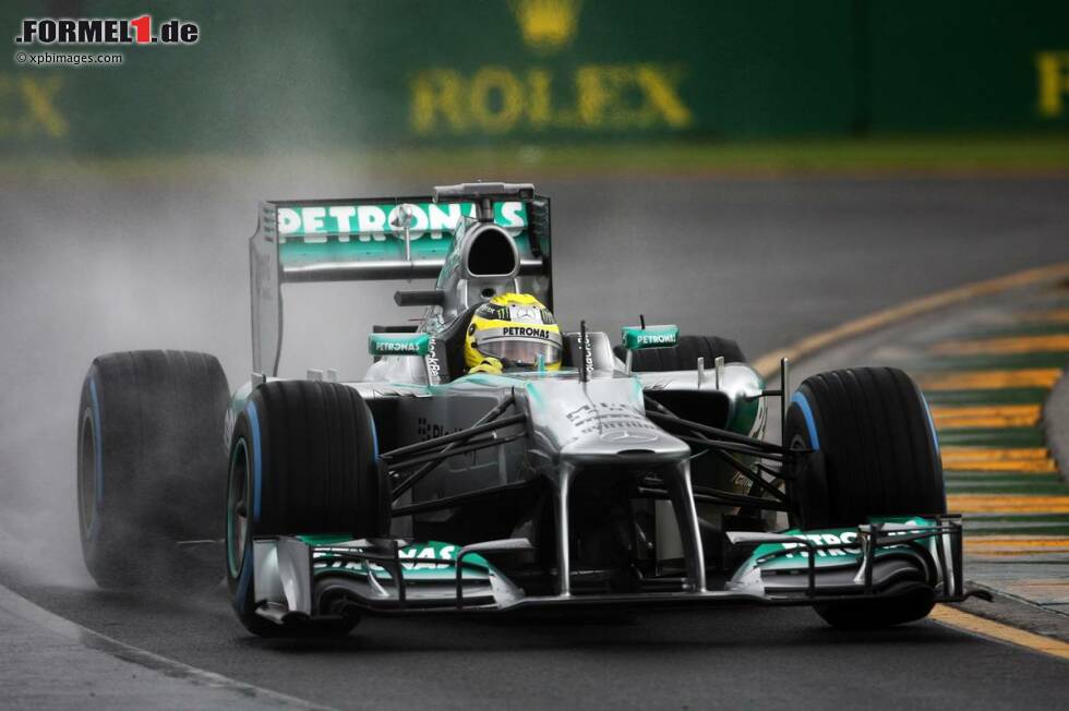 Foto zur News: Am Samstagnachmittag dann die erste Entscheidung: Bei strömendem Regen (deswegen eine halbe Stunde Verspätung) sichert sich Rosberg die Bestzeit in Q1.