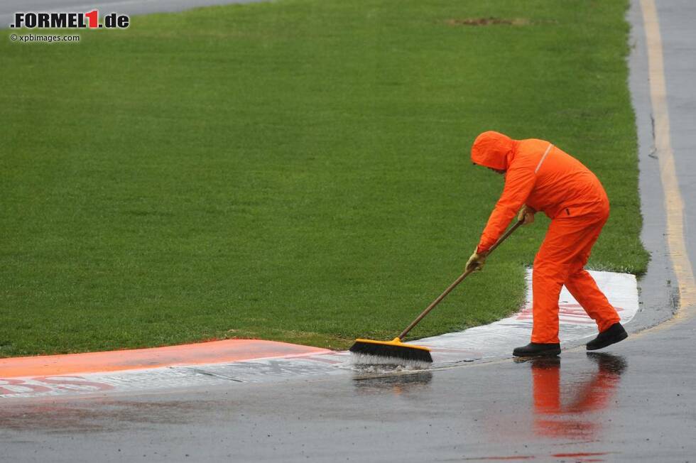 Foto zur News: Aber dann ist auch schon Schicht im Schacht: Die Bedingungen lassen keine Fortsetzung des Qualifyings zu, die Startpositionen eins bis 16 müssen am Sonntagmorgen vergeben werden.