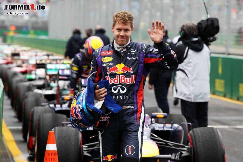 Foto zur News: Und da hat (nach einer weiteren Rosberg-Bestzeit in Q2) auf abtrocknender Strecke Sebastian Vettel das beste Ende für sich. Er sichert sich auf Supersoft-Slicks die Pole-Position vor Red-Bull-Teamkollege Mark Webber und Hamilton.