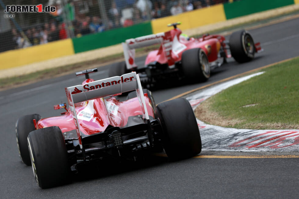 Foto zur News: Eine der ersten Überraschungen der Saison: Felipe Massa darf Ferrari-intern zunächst vor Fernando Alonso bleiben. Beim zweiten Boxenstopp, zu dem der Brasilianer um drei Runden später reinkommt als sein Verfolger, erledigt sich das &quot;Problem&quot; allerdings von selbst.