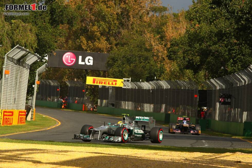 Foto zur News: Mercedes wird nach starker Trainingsleistung ein Opfer der viel zu schnell abbauenden Reifen. &quot;Räikkönen ist losgefahren wie ein Wahnsinniger&quot;, hatte sich Rosberg, selbst sehr auf eine schonende Fahrweise bedacht, schon in den ersten Runden gewundert. Hamilton holt am Ende zumindest Platz fünf.