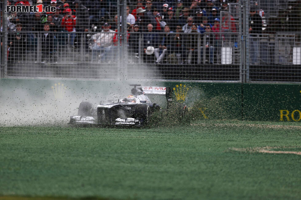 Foto zur News: Pastor Maldonado wird hingegen wieder einmal seinem Ruf als Heißsporn gerecht und versenkt den Williams in der ersten Kurve im Kiesbett.