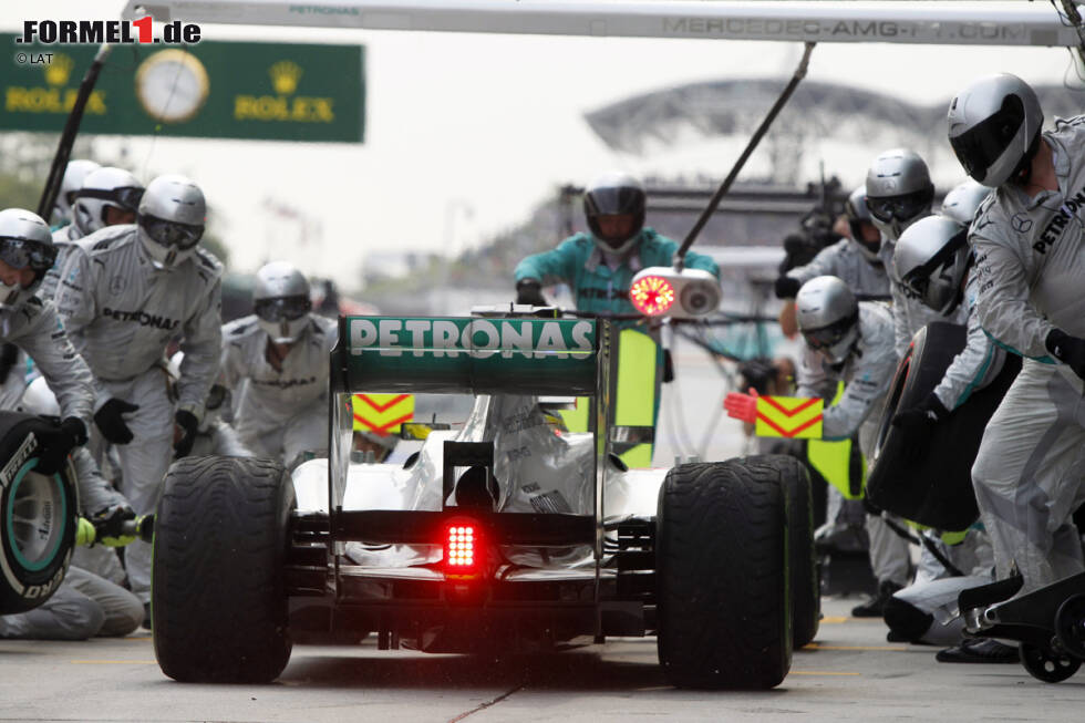 Foto zur News: Doch auch bei der Konkurrenz lief nicht alles glatt. Lewis Hamilton (Mercedes), der McLaren in der Winterpause verlassen hatte, litt scheinbar an einem Rückfall in alte Gewohnheiten: Beim Reifenwechsel in Runde 7 fuhr er zunächst bei der McLaren-Crew vor! Die winkte ihn aber weiter und so parkte Hamilton doch noch bei Mercedes, wie das Foto dokumentiert. Und bei der richtigen Crew klappte es dann auch mit dem Reifenservice...