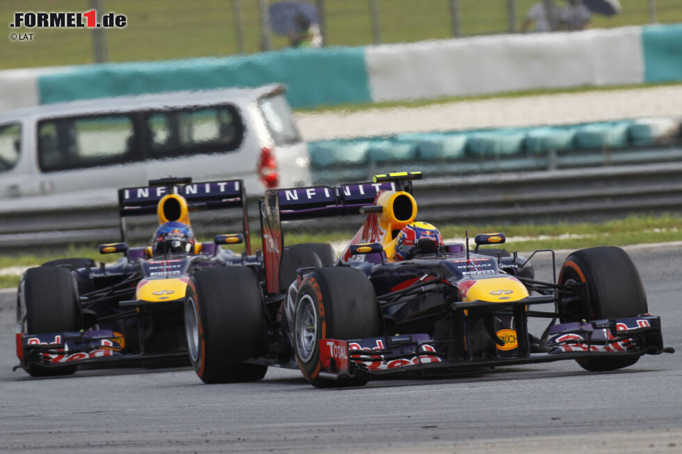 Foto zur News: Denn Sebastian Vettel machte ernst, zog immer wieder neben Mark Webber. Teamchef Christian Horner intervenierte noch via Funk: &quot;Das ist doch töricht, Seb. Lass das sein.&quot; Geholfen hat es nicht: In Runde 46 zog Vettel in Kurve 4 an Webber vorbei...