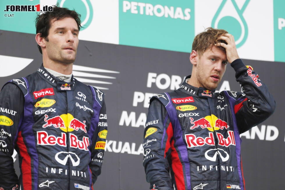 Foto zur News: War&#039;s das etwa schon? Natürlich nicht: Denn auch bei der Siegerehrung spielten sich kuriose Szenen ab. Mark Webber, der Sebastian Vettel schon hinter dem Podest schlicht mit &quot;Multi-21, Seb&quot; und einem enttäuschten Gesichtsausdruck konfrontiert hatte, stand wie versteinert auf dem zweiten Treppchen. Vettel wirkte auch nicht unbedingt glücklich...